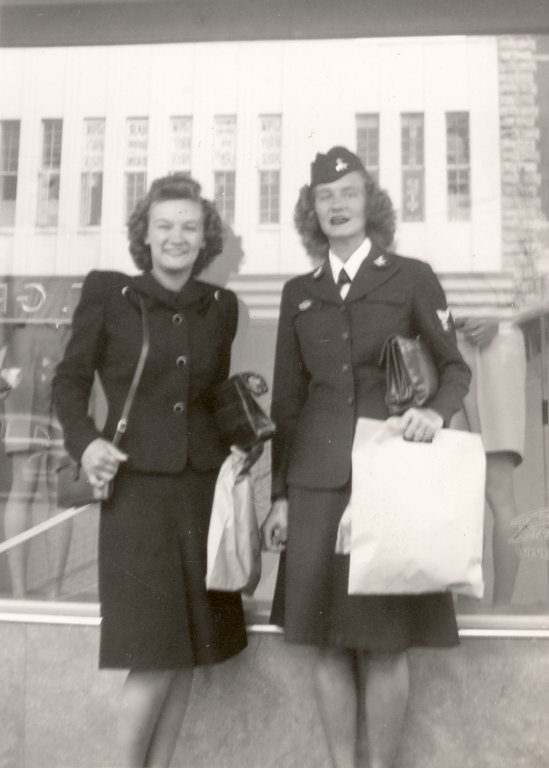 april191946ltormarieandjeanettecooknavyleavingflforhomeny.jpg