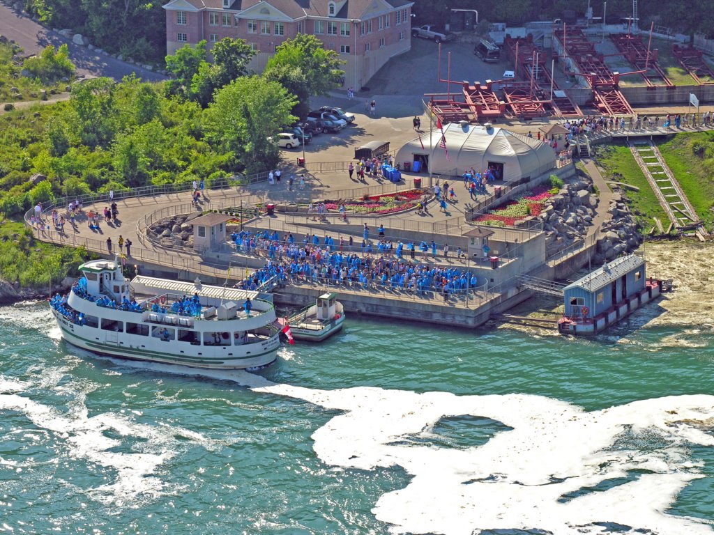 fromtheobservationtowerniagarafallsstateparknymaidofthemistcanadajuly182006.jpg